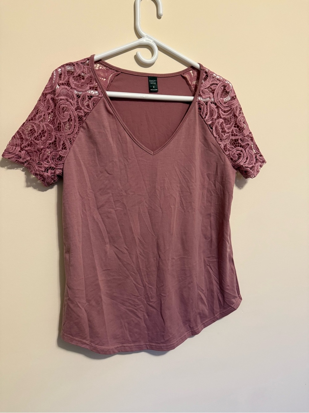 Women’s V-Neck Lace Sleeve Tee in Mauve